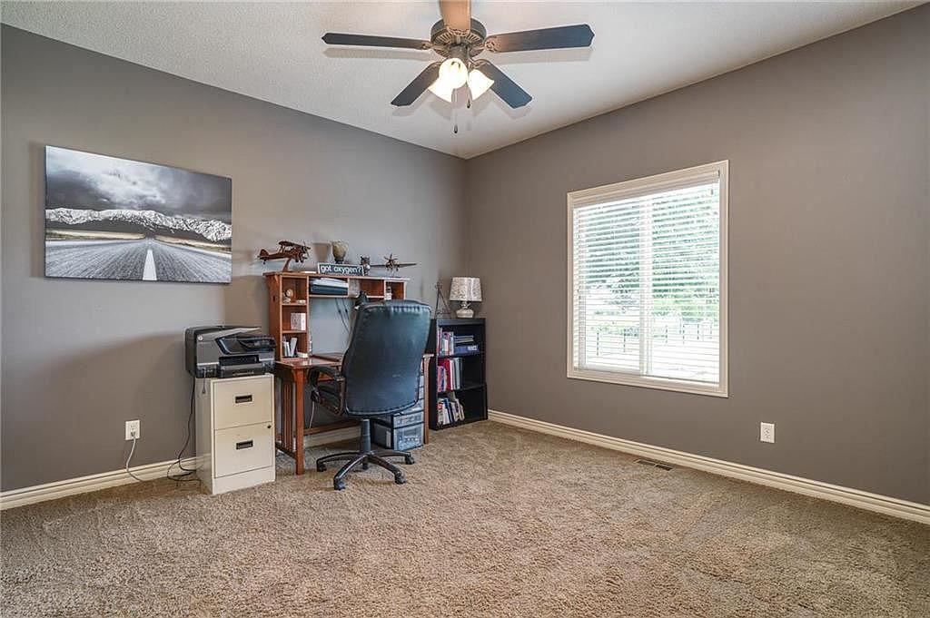 116 NW LEWIS Drive — photo 25