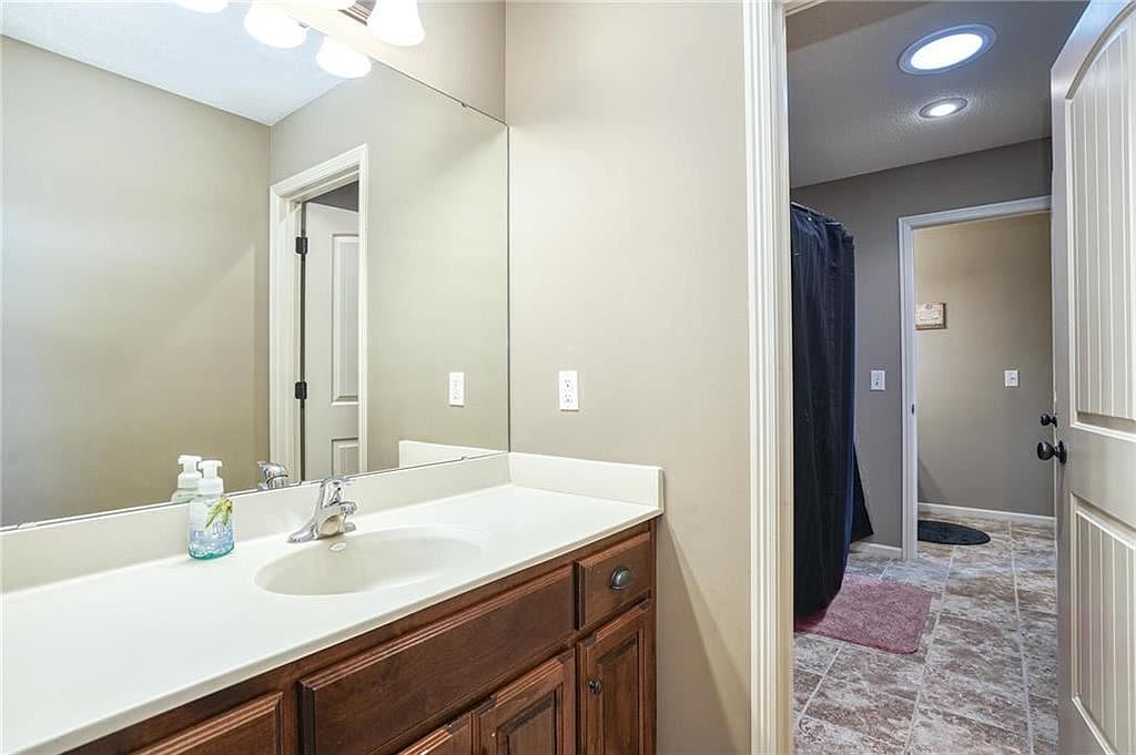 116 NW LEWIS Drive — photo 34