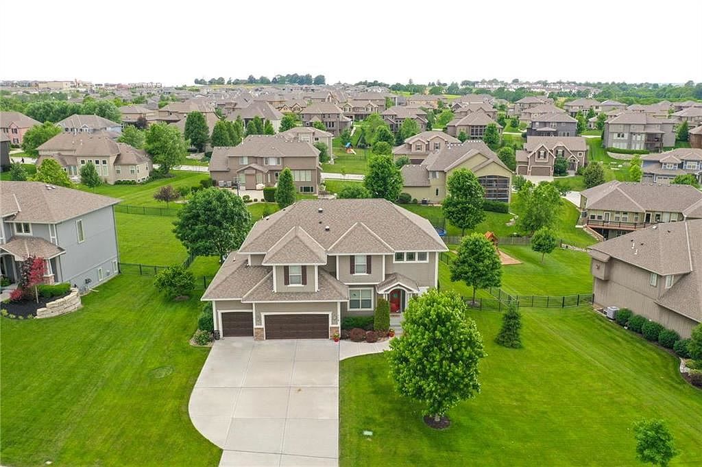 116 NW LEWIS Drive — photo 46