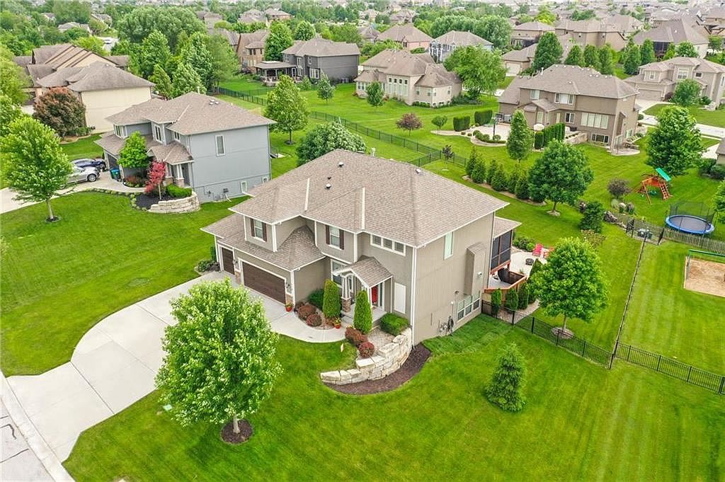 116 NW LEWIS Drive — photo 52