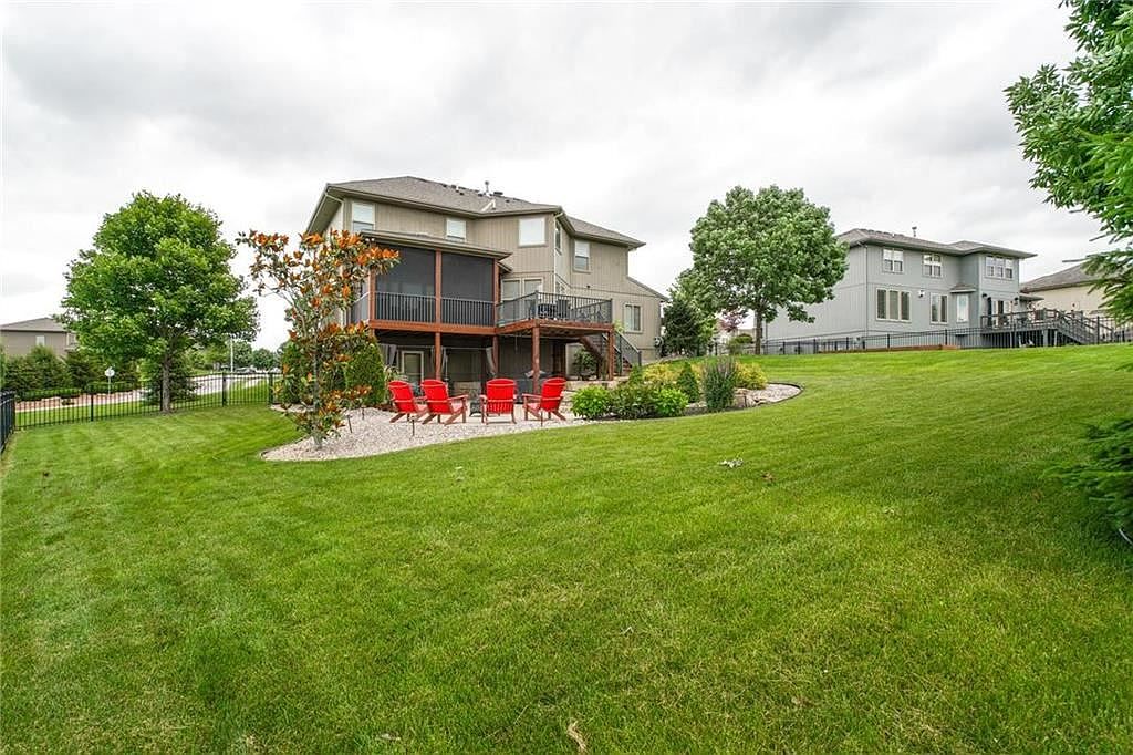 116 NW LEWIS Drive — photo 54