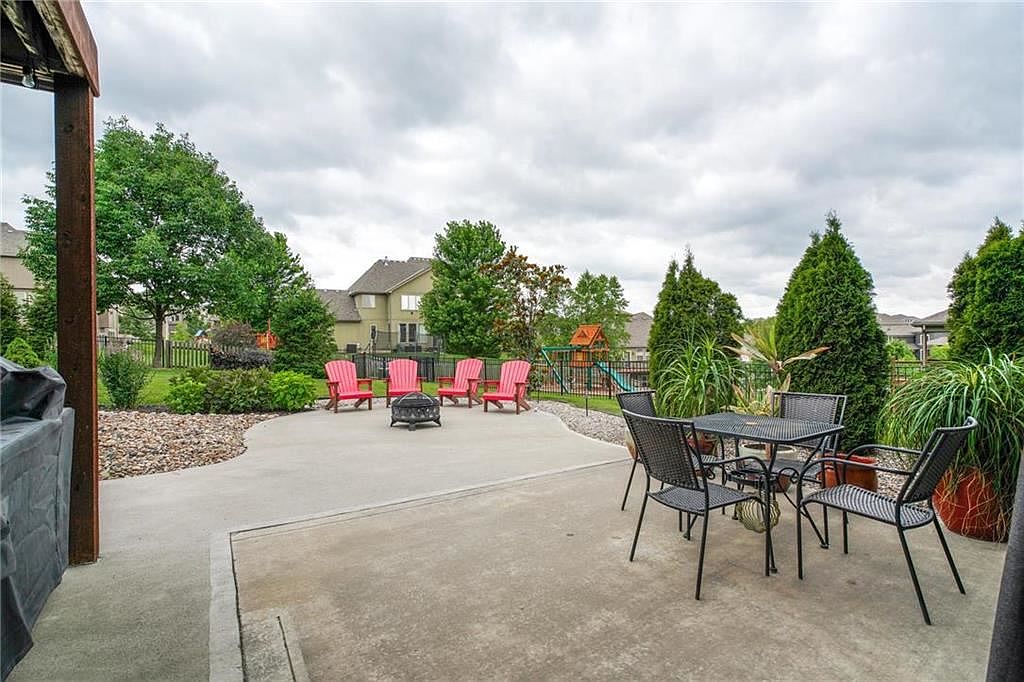 116 NW LEWIS Drive — photo 57