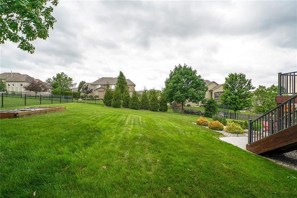 116 NW LEWIS Drive — photo 61