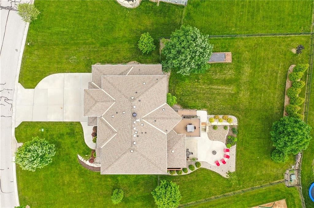 116 NW LEWIS Drive — photo 66
