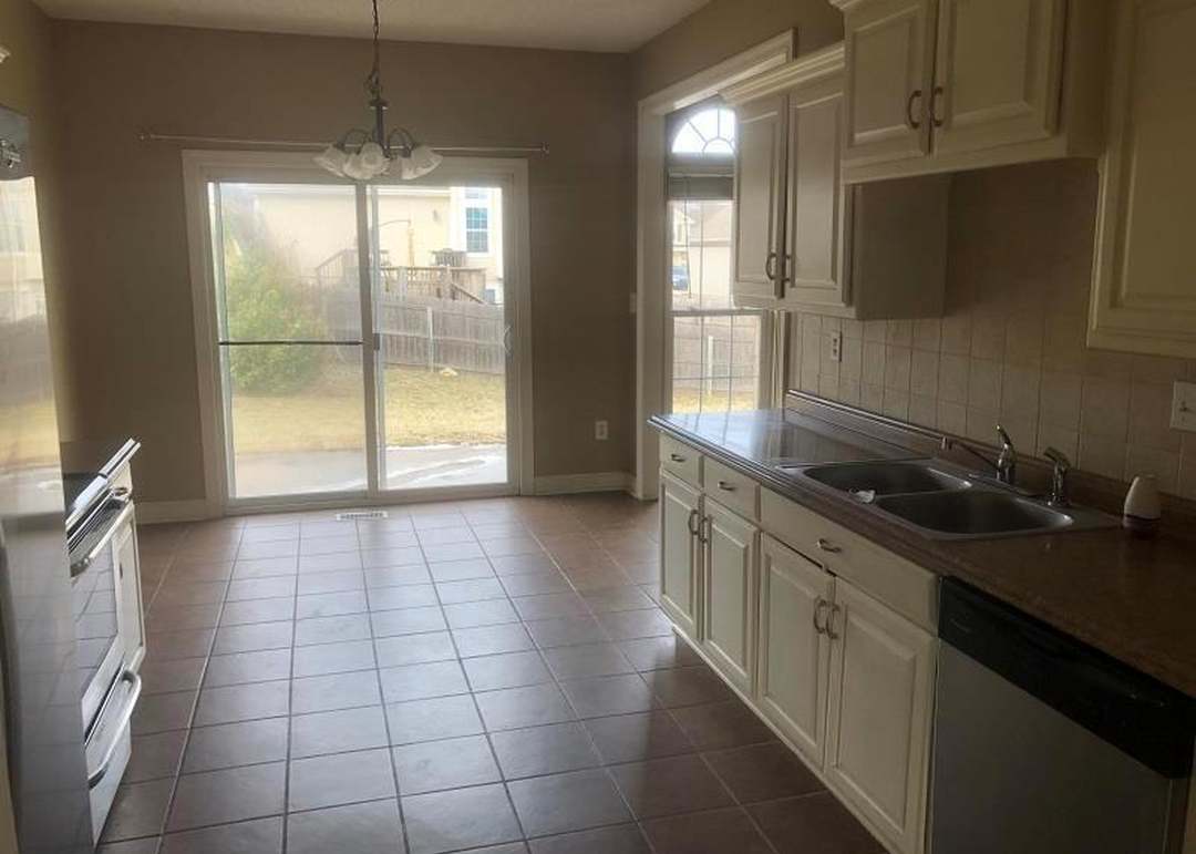 1212 NW Sawgrass Drive — photo 2