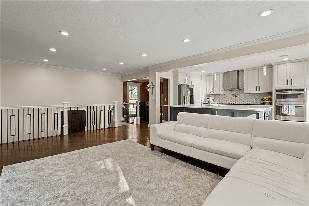 12318 S Locust Circle — photo 4