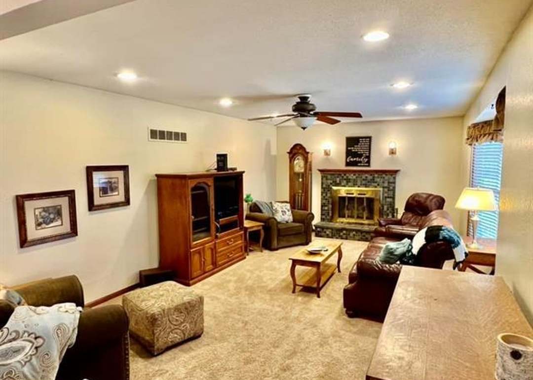 12901 Beacon Avenue — photo 2