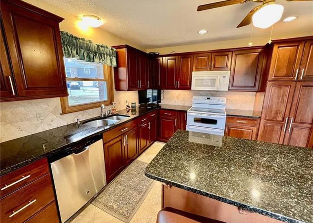 12901 Beacon Avenue — photo 9