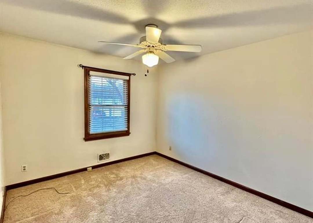 12901 Beacon Avenue — photo 20