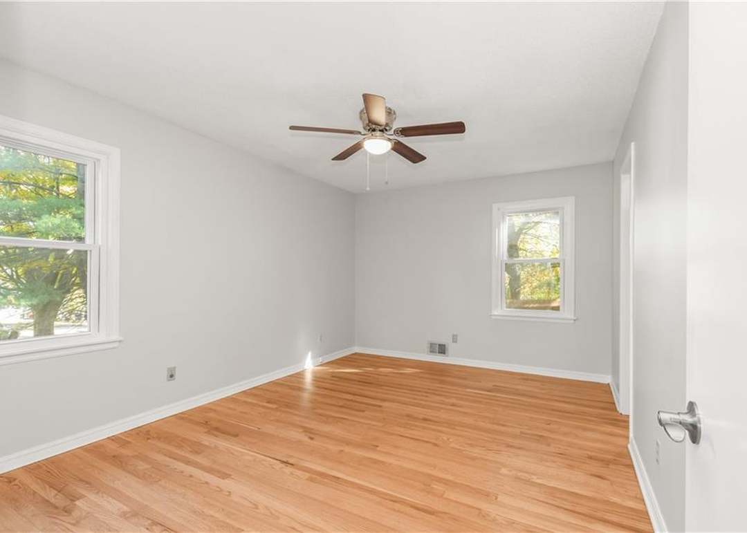 12923 Beacon Avenue — photo 7