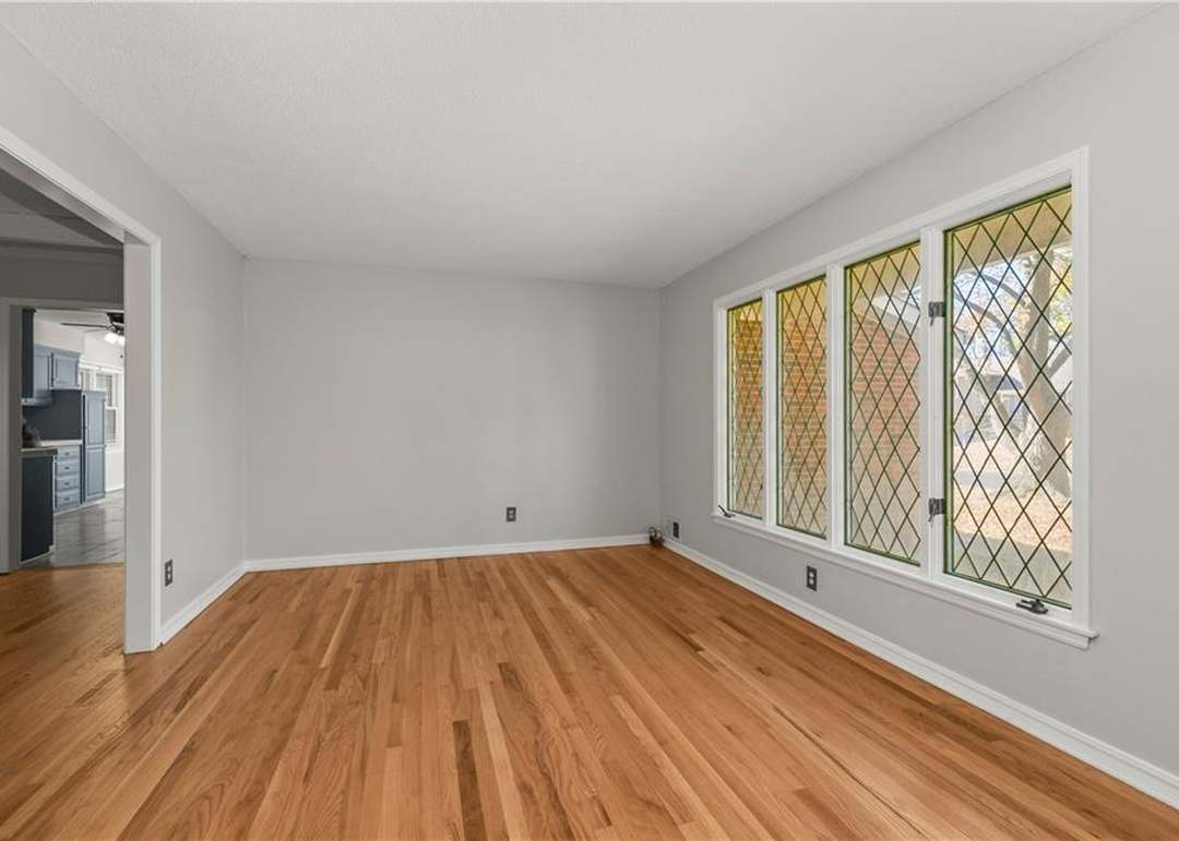 12923 Beacon Avenue — photo 15