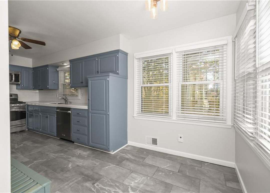 12923 Beacon Avenue — photo 16