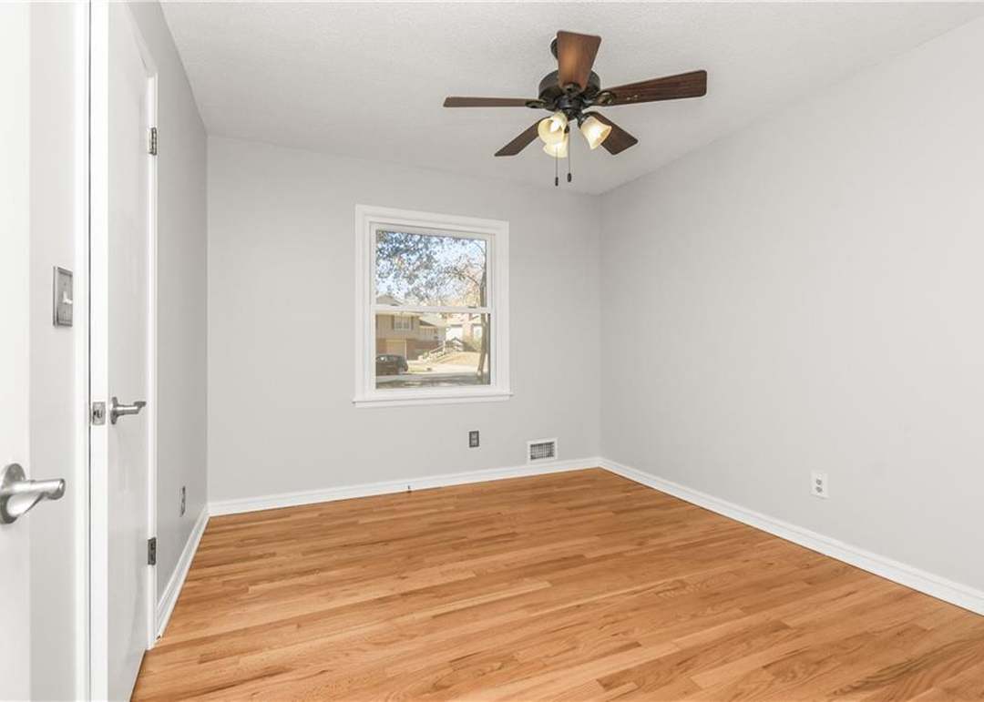12923 Beacon Avenue — photo 22