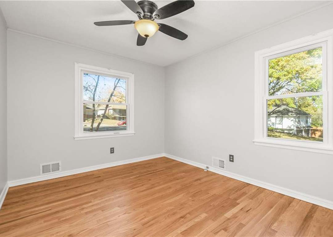 12923 Beacon Avenue — photo 23