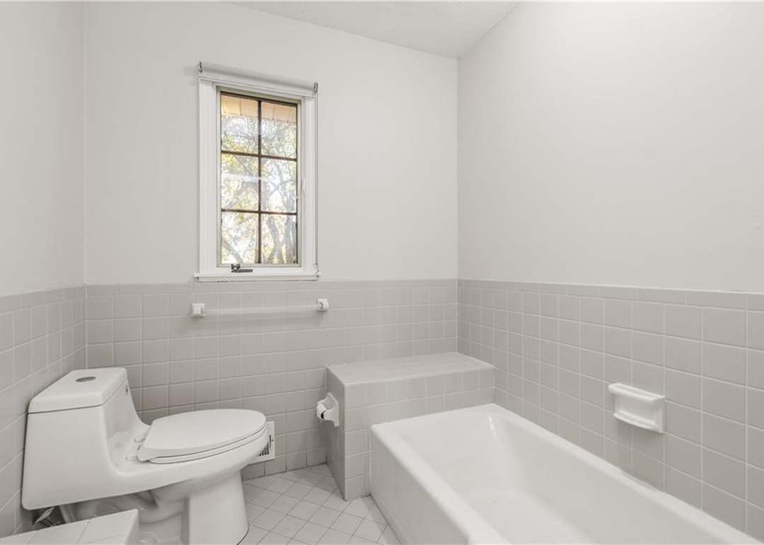 12923 Beacon Avenue — photo 24