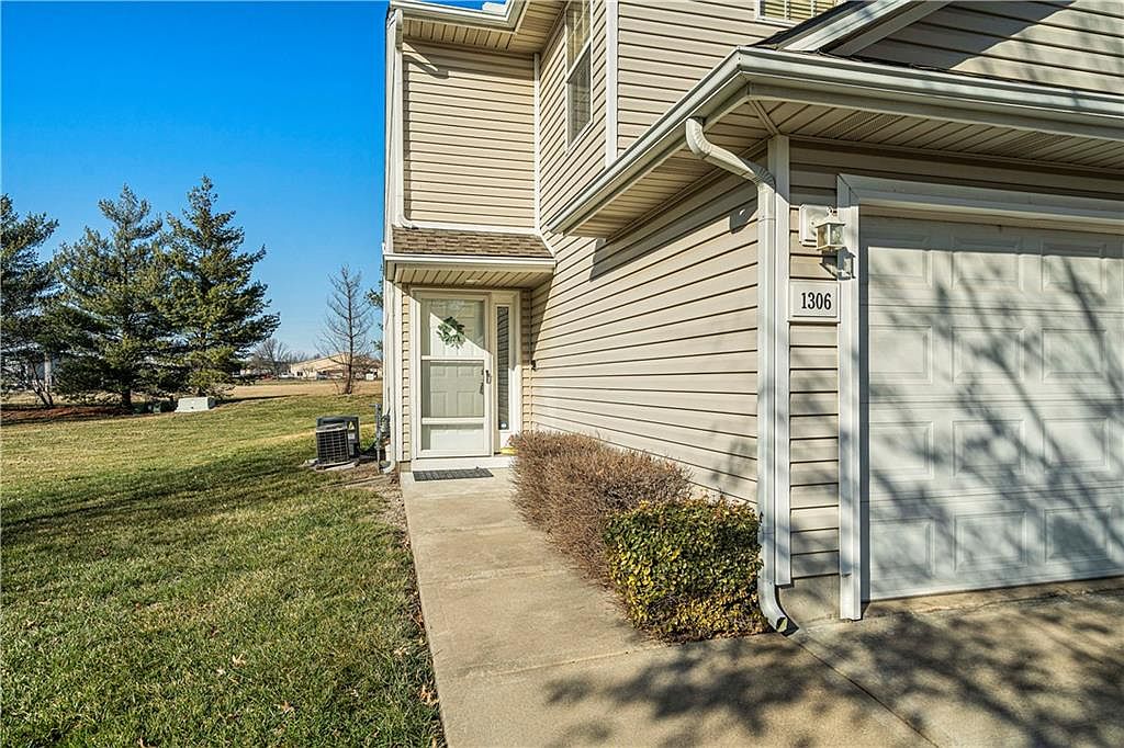 1306 SE Broadway Court — photo 28