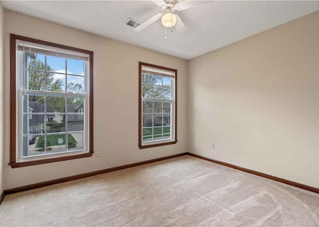 1322 E 153rd Terrace — photo 3