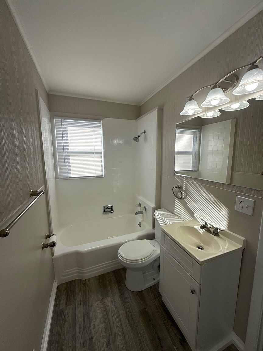 137 N White Avenue — photo 2