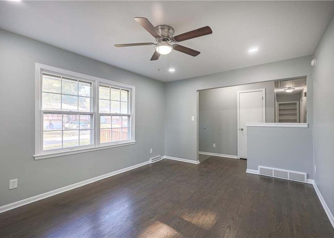 13723 Parker Avenue — photo 2