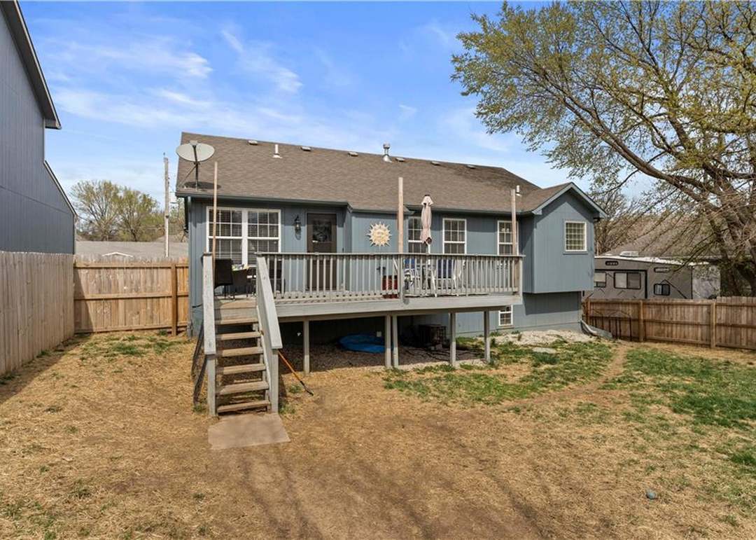 13733 Lawrence Avenue — photo 32