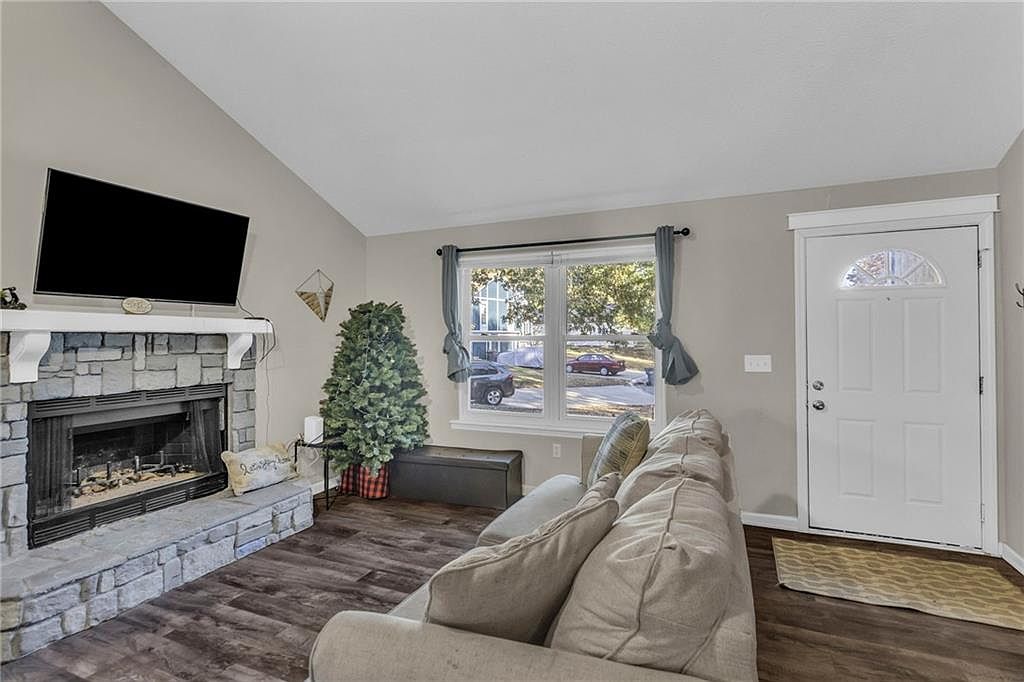 1502 E 123rd Terrace — photo 3
