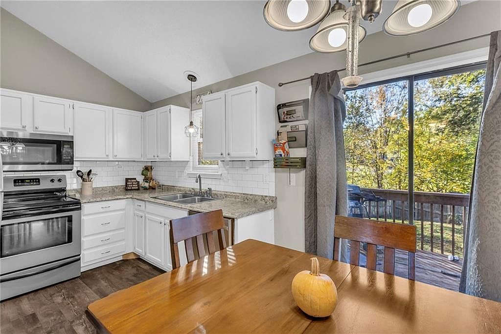 1502 E 123rd Terrace — photo 8