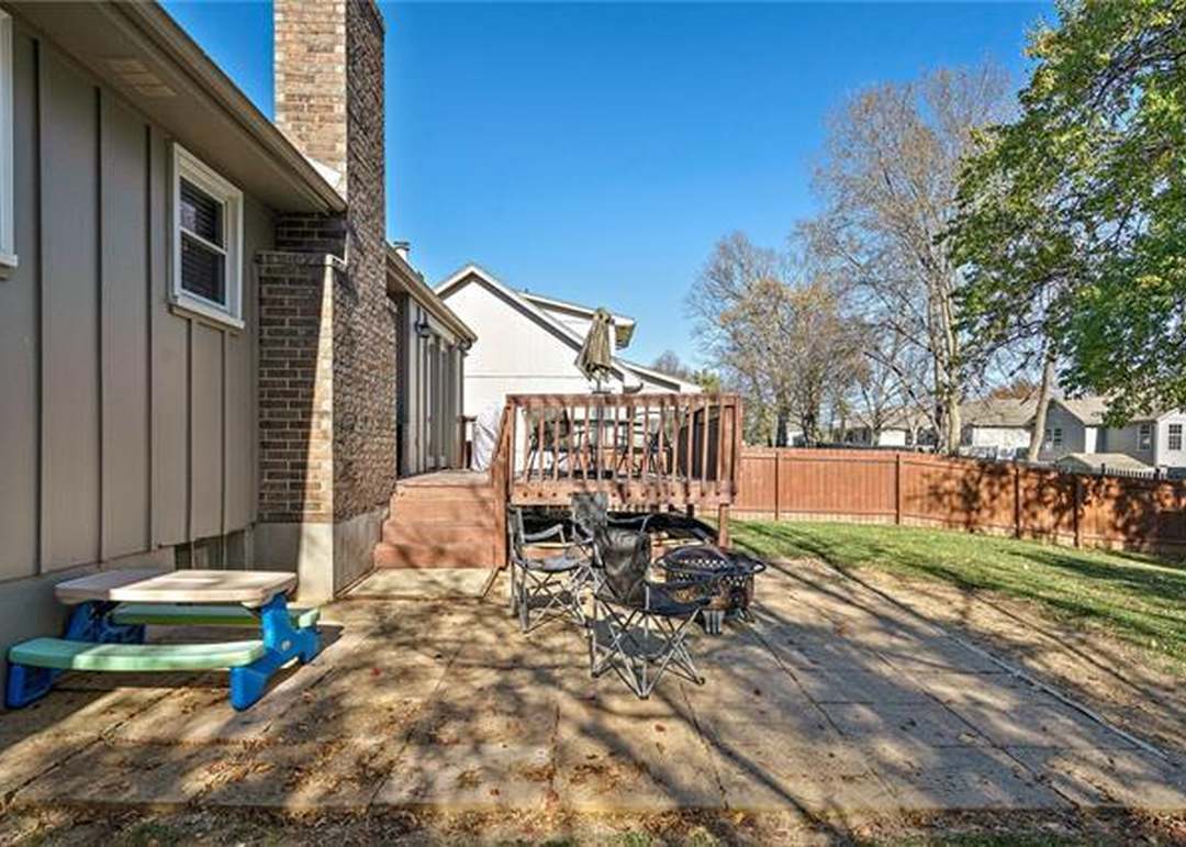 1537 NE Tawny Drive — photo 37