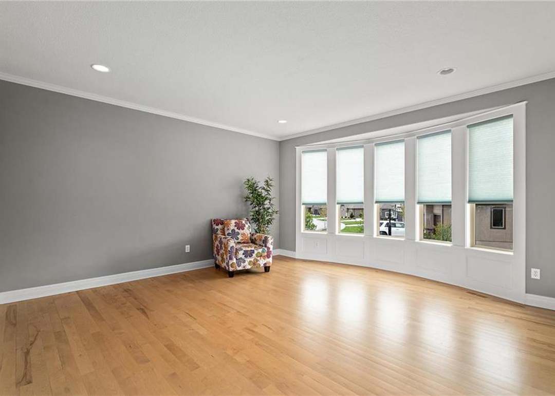 15532 Windsor Street — photo 2
