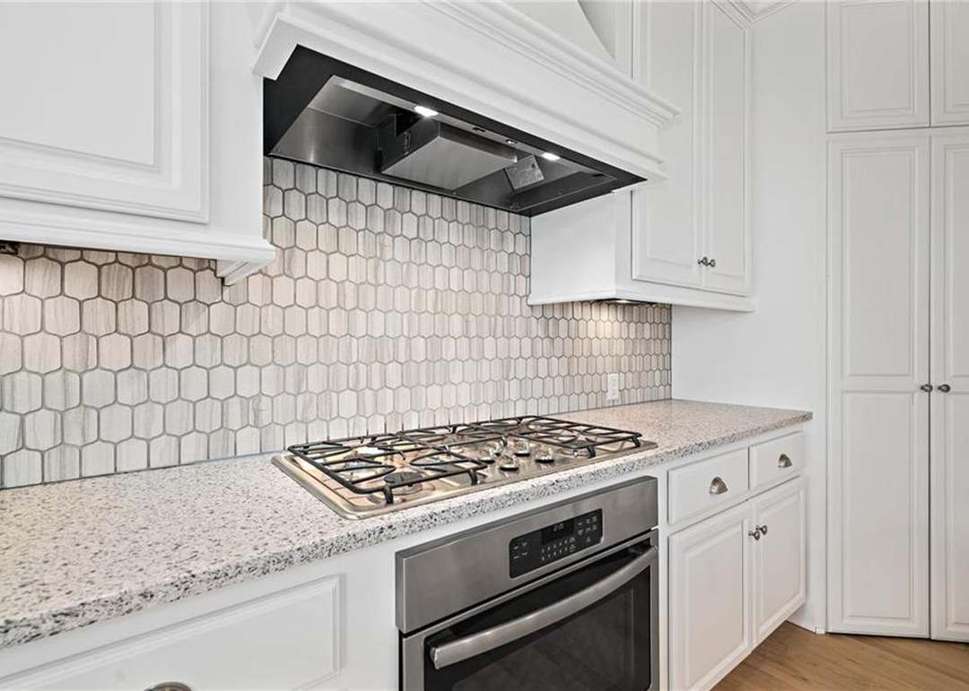 15532 Windsor Street — photo 4