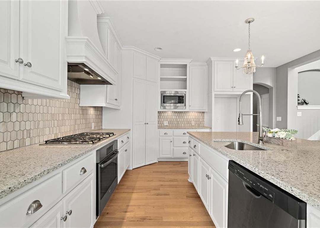 15532 Windsor Street — photo 28