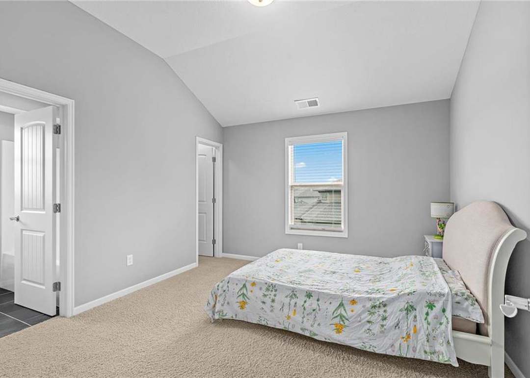 15532 Windsor Street — photo 40
