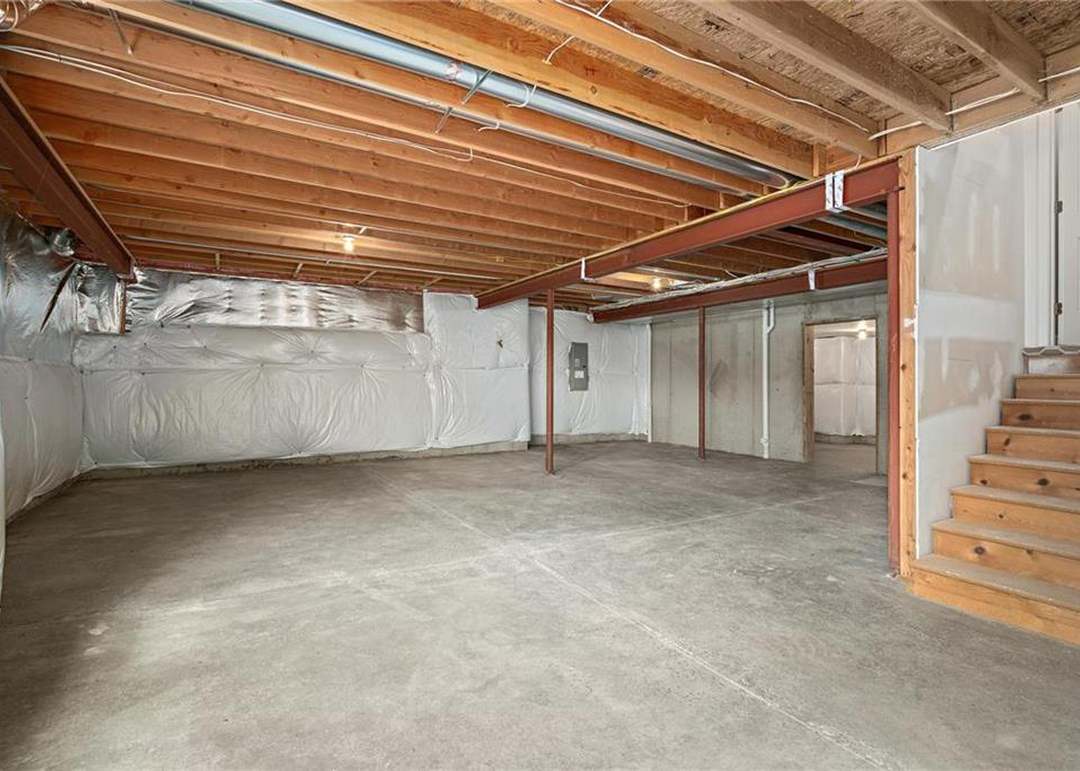 15532 Windsor Street — photo 48