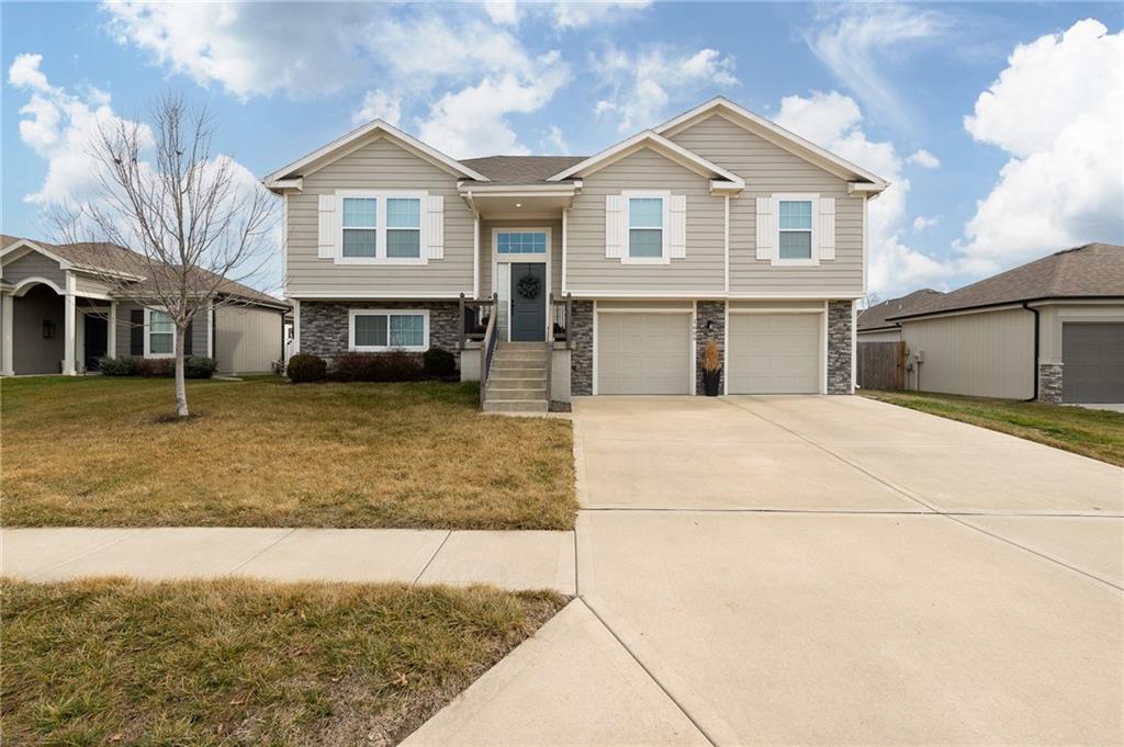 1609 NE Jaclyn Drive — photo 1