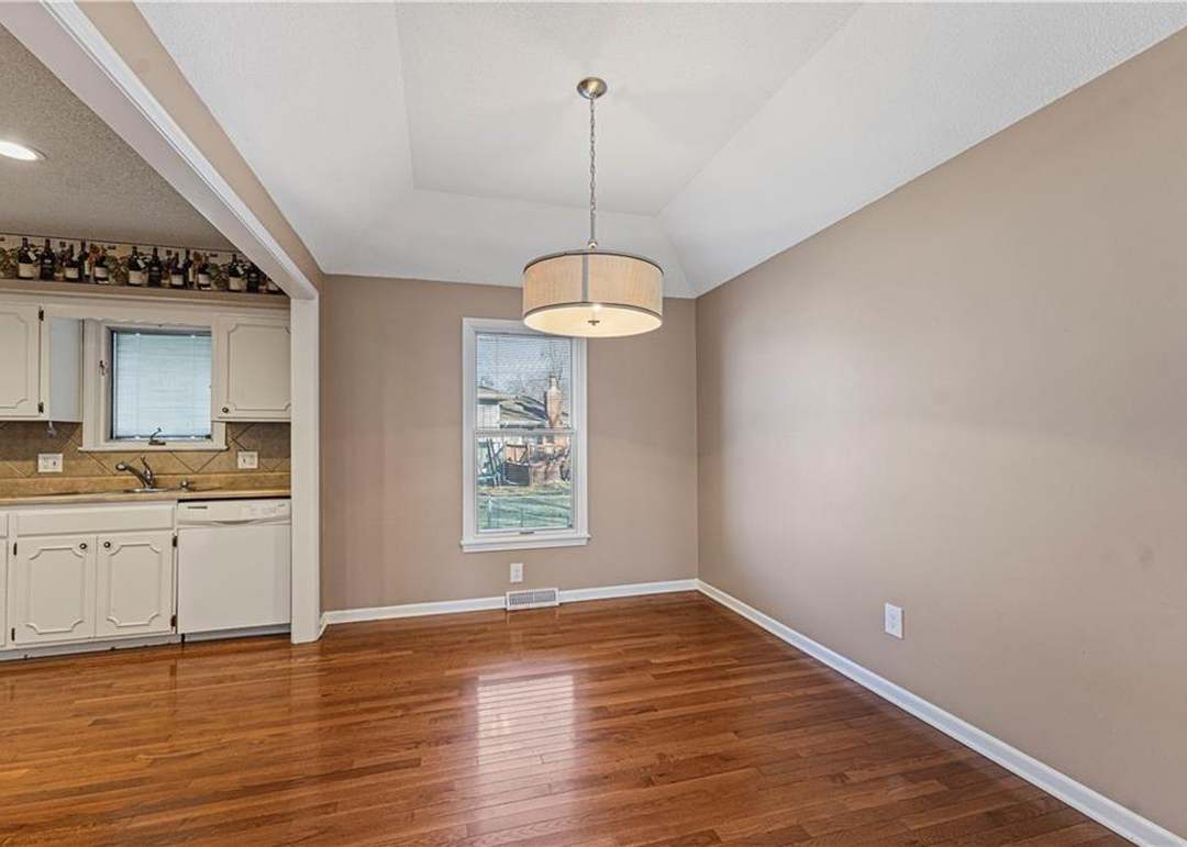 1824 E Mohawk Drive — photo 2