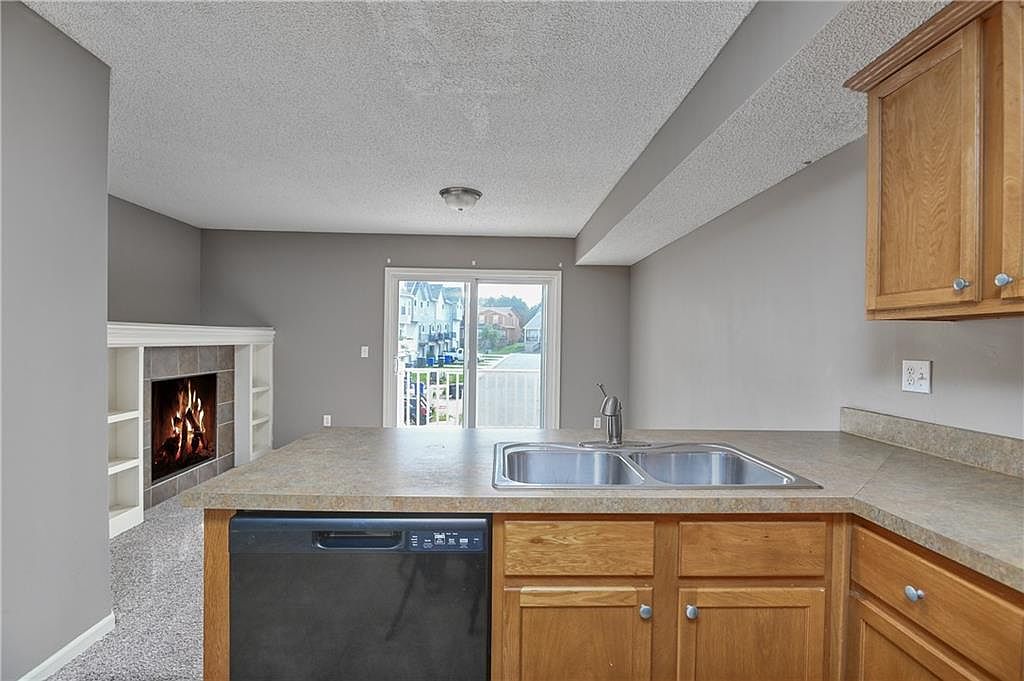 1863 W SPRUCE STREET — photo 9
