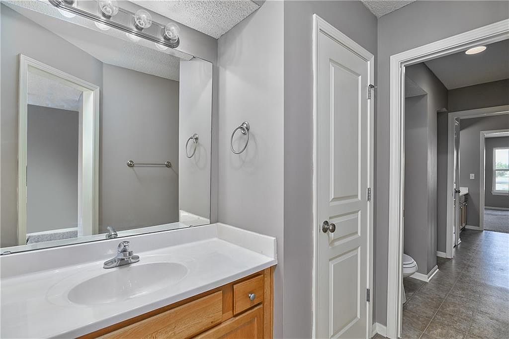 1863 W SPRUCE STREET — photo 19