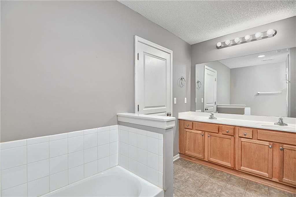 1863 W SPRUCE STREET — photo 27