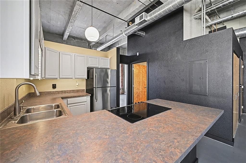 2029 WYANDOTTE STREET — photo 5