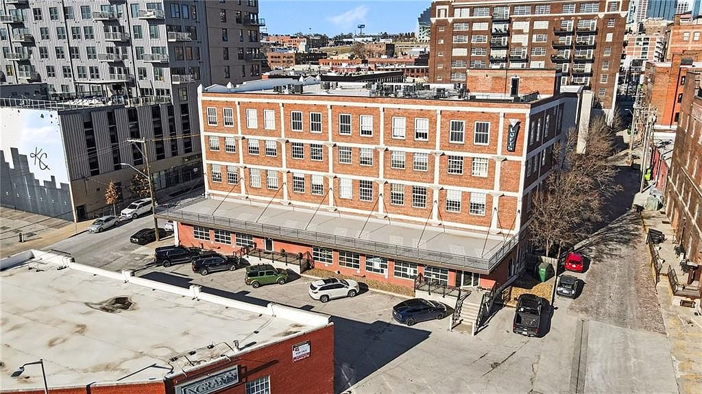 2029 WYANDOTTE STREET — photo 12