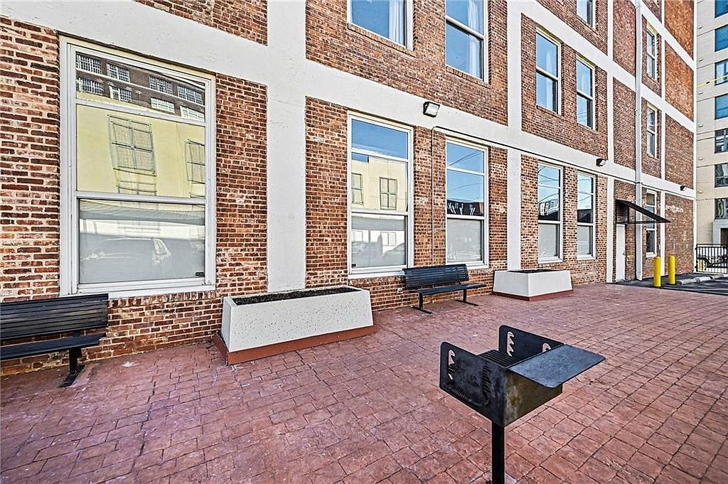 2029 WYANDOTTE STREET — photo 17