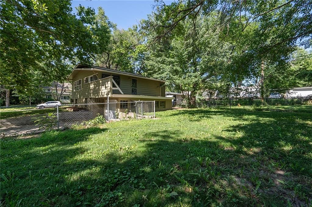 203 & 207 E 9th Street — photo 13