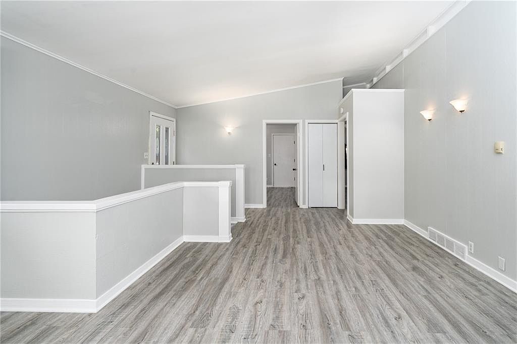 203 & 207 E 9th Street — photo 17