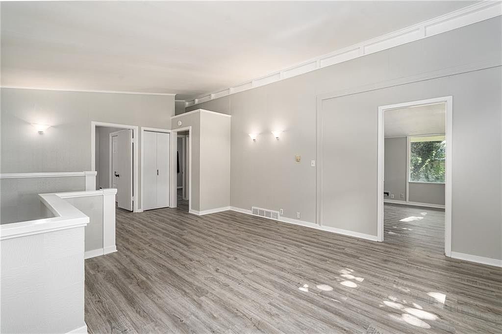 203 & 207 E 9th Street — photo 18