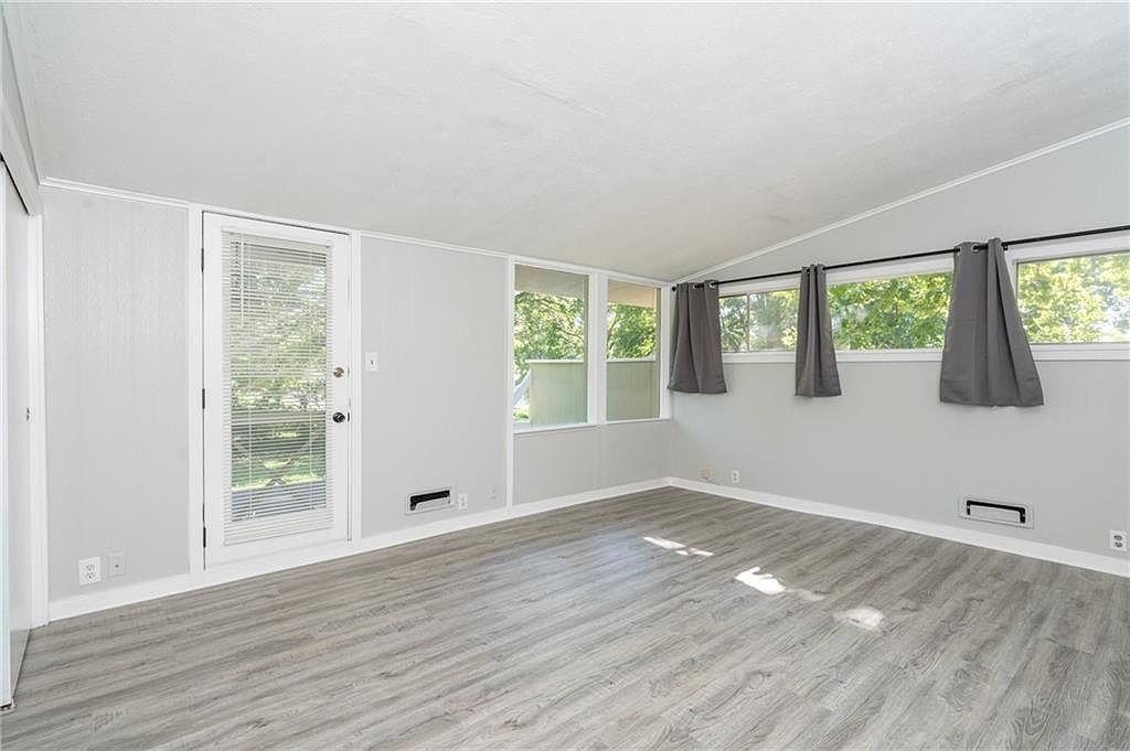 203 & 207 E 9th Street — photo 25