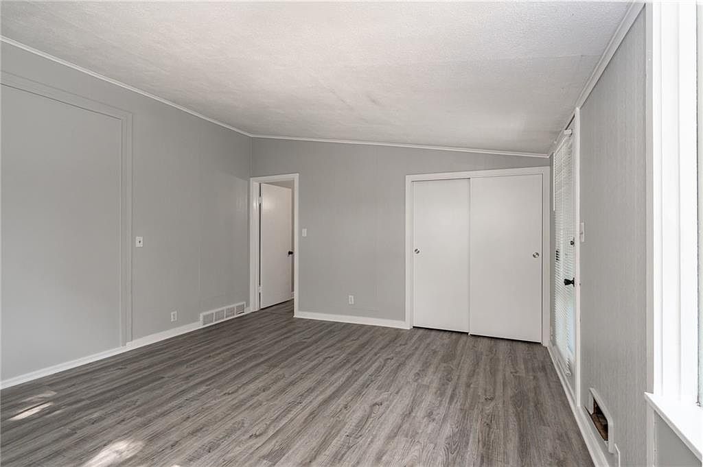 203 & 207 E 9th Street — photo 26