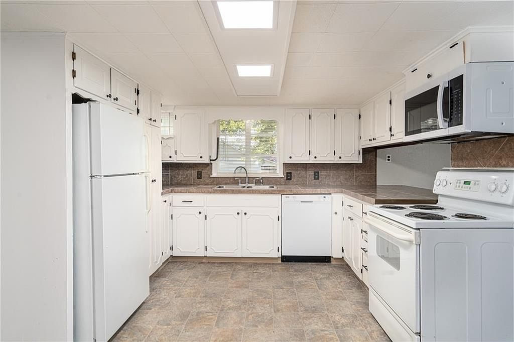 203 & 207 E 9th Street — photo 29