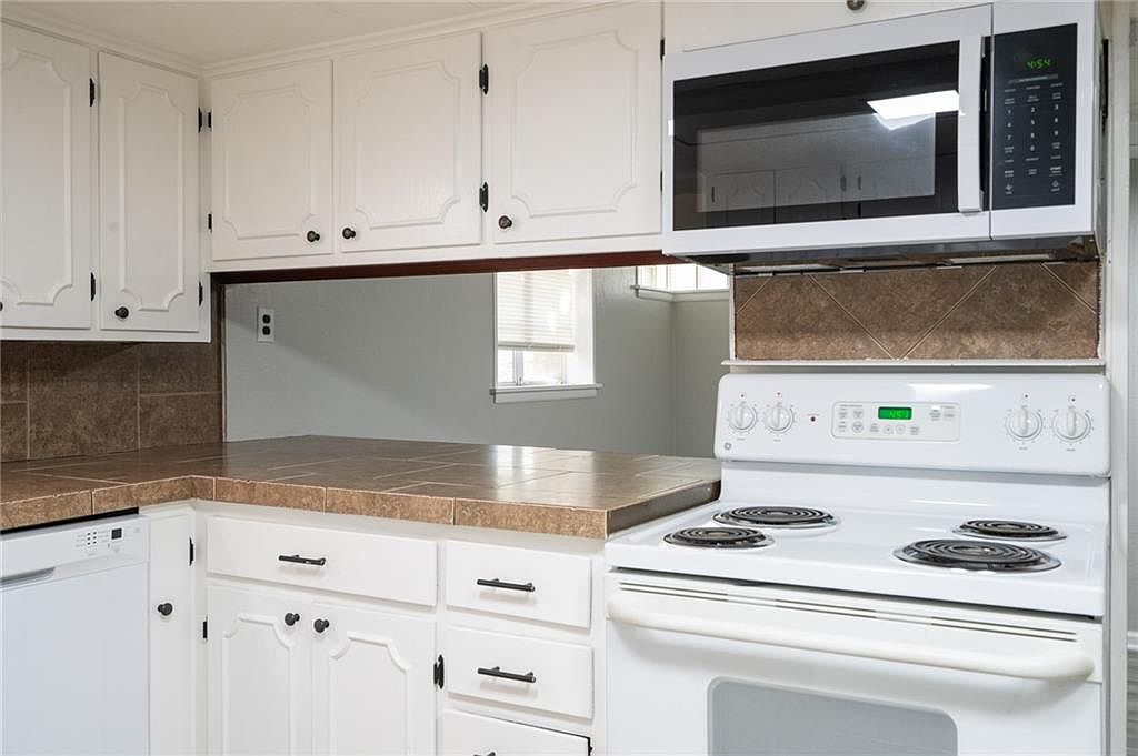 203 & 207 E 9th Street — photo 30
