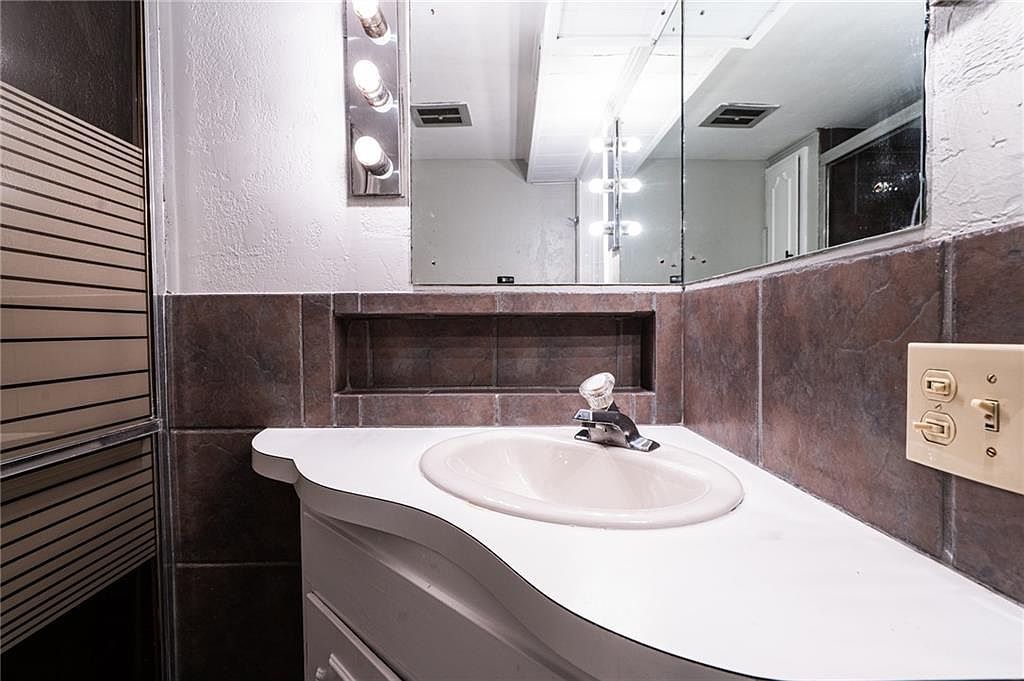 203 & 207 E 9th Street — photo 38