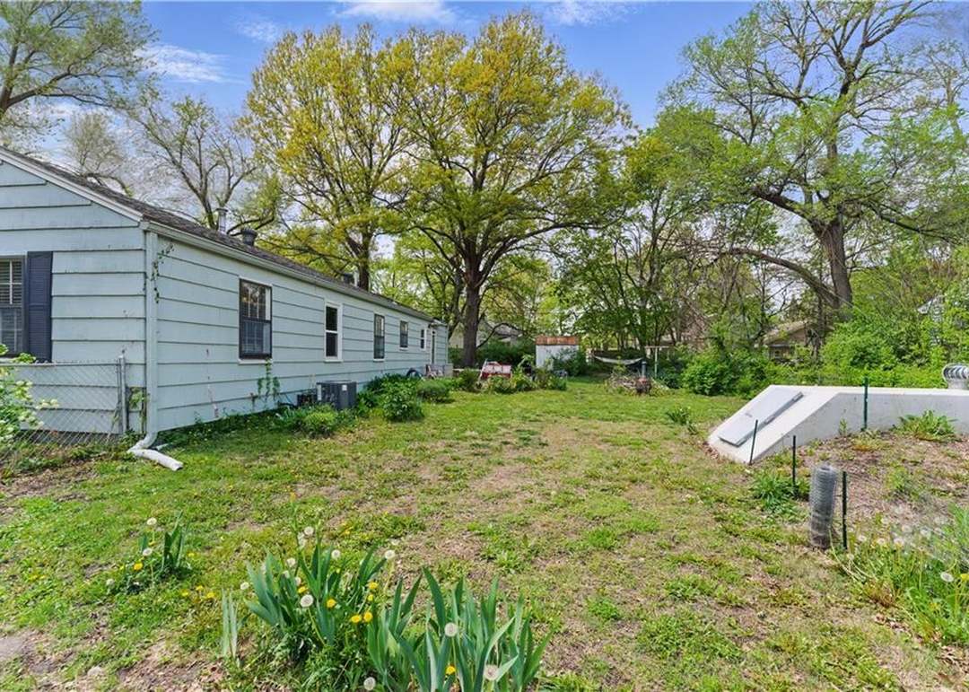 204 E Oak Street — photo 16
