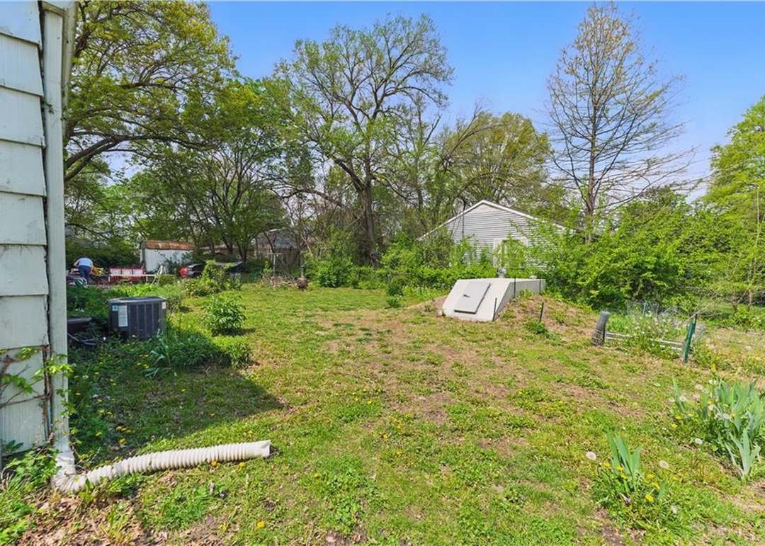 204 E Oak Street — photo 17